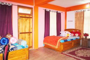 1 dormitorio con cama y ventana en Yumasham Homestay, en Darjeeling