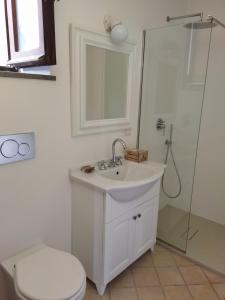 y baño con aseo, lavabo y ducha. en Flat - Casale Angela en Bolsena