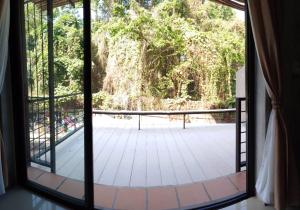 uma janela aberta com vista para um deque em White Jail at Koh Tao Hostel em Ko Tao