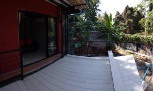 une terrasse couverte avec un banc blanc sur une maison dans l'établissement White Jail at Koh Tao Hostel, à Koh Tao