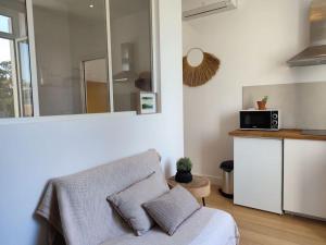 salon z kanapą i kuchenką mikrofalową w obiekcie Pearl Studio by Halldis w Cannes