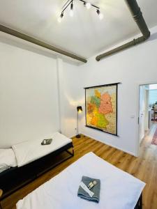 een kamer met een bed en een kaart aan de muur bij Charmantes Apartment in zentraler Lage in Braunschweig