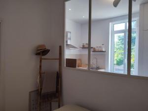 Pokój z lustrem i oknem w obiekcie Pearl Studio by Halldis w Cannes +7 zdjęć