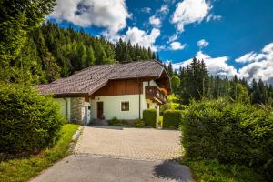 a house in the middle of a forest at Binderhof in Weisspriach