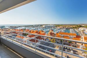 een balkon met uitzicht op een jachthaven bij Marina View Apartment By VilamouraSun in Vilamoura