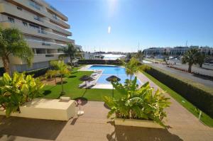 ヴィラモウラにあるMarina Vilamoura Aquamar 401 Modern Apartmentの建物内のスイミングプールの上面の景色