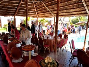 Restaurace v ubytování Hôtel Jnane Ain Asserdoune