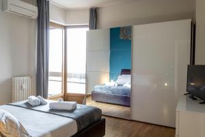 Un pat sau paturi într-o cameră la [Arena-Fiera] Appartamento con vista panoramica