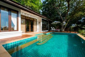 een zwembad in de achtertuin van een huis bij Elixir Resort Koh Yao Yai - SHA Plus in Ko Yao Yai