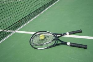 Tenis a/nebo squash v ubytování Delfim e Carmo - Entire House com Piscina nebo okolí