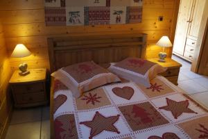 a bedroom with a bed and two tables with lamps at Appartement "HERISSON" indépendant à Lélex, Monts Jura in Lélex