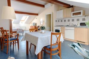 eine Küche und ein Esszimmer mit Tisch und Stühlen in der Unterkunft Sibelius Apartments in Prag