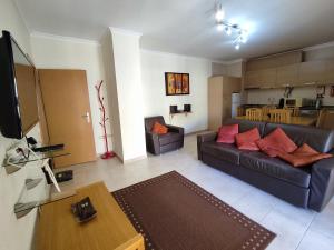 a living room with a couch and a table at 4B Alto dos Navegantes - Casas & Papéis in Armação de Pêra