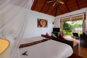 een slaapkamer met een bed en een balkon bij Elixir Resort Koh Yao Yai - SHA Plus in Ko Yao Yai