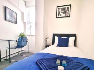 a bedroom with a bed and a chair and a desk at STYLISH 2 Bed APARTMENT WITH FREE PARKING, WIFI in Colchester