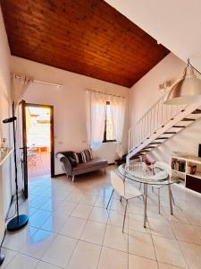 uma sala de estar com uma escada e uma mesa em Falcone 22 em Bolonha