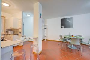 uma cozinha e sala de jantar com mesa e cadeiras em Casa Karin - Happy Rentals em Riva del Garda