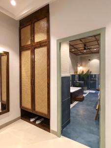 korytarz z drzwiami prowadzącymi do kuchni w obiekcie Cape House - Presidential Suite w mieście Amritsar