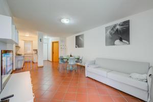 uma sala de estar com um sofá e uma mesa em Casa Karin - Happy Rentals em Riva del Garda