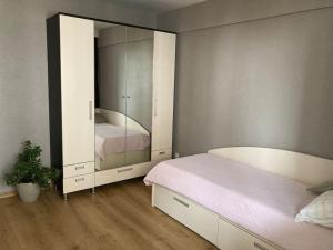 um quarto com uma cama e um espelho grande em Lovely 2-bedroom apartment in Chisinau centre em Chisinau