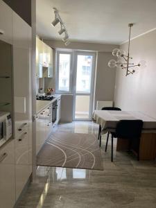 uma cozinha com uma mesa e uma sala de jantar em Lovely 2-bedroom apartment in Chisinau centre em Chisinau