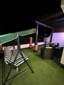 Habitación con balcón con silla y sofá. en MARAVILLOSO DUPLEX EN ÍTRABO, en Ítrabo