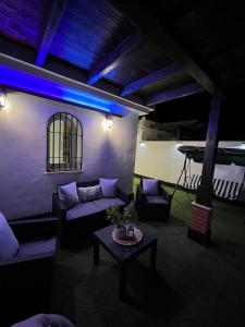 - un salon avec un canapé et une table avec un ping-pong dans l'établissement MARAVILLOSO DUPLEX EN ÍTRABO, à Ítrabo
