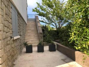 un conjunto de escaleras con macetas delante de un edificio en L'UMBRIA, en Calvi