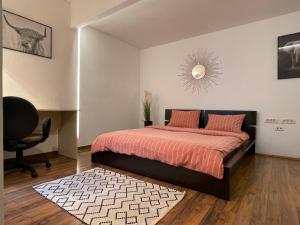 ein Schlafzimmer mit einem Bett, einem Schreibtisch und einem Stuhl in der Unterkunft Savoya5 Old CityCenter Selfcheckin WorkspaceStudio in Timişoara