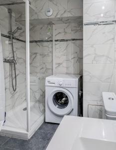 y baño con lavadora y ducha. en Mango balcon 5 min de la vieille ville, en Annecy