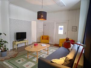 ein Wohnzimmer mit einem Sofa und einem Tisch in der Unterkunft Perrongen Guesthouse in Munkfors