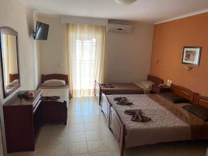 Postel nebo postele na pokoji v ubytování Hotel Manos