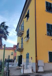 un edificio amarillo con ventanas y una puerta en La Spezia La Perla dei Poeti, en Vezzano Ligure