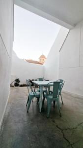 een tafel en twee stoelen in een lege kamer bij El 34 in Lorca