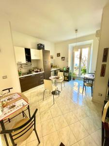 een keuken met een tafel en stoelen in een kamer bij B&B A Home in Rome in Rome