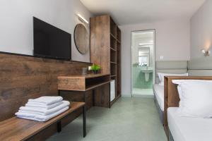 TV a/nebo společenská místnost v ubytování Hotel Eskada Beach