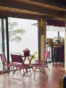 un grupo de sillas y una mesa en una habitación en Mường Ecolodge Hòa Bình en Hòa Bình