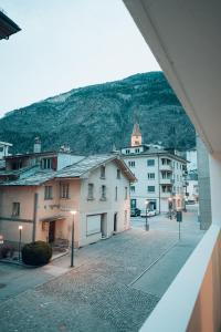 uma vista para uma rua com edifícios e uma montanha em Central Apartment - culture & nightlife in one em Visp