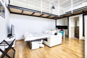ein Wohnzimmer mit einem weißen Sofa und einem TV in der Unterkunft JOIVY Charismatic 1-bed flat with parking in Mailand
