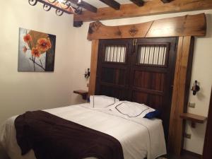 A bed or beds in a room at Posada el Molino de Cadalso