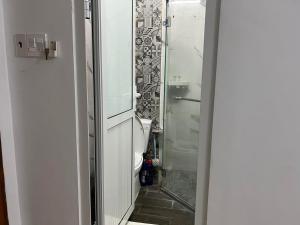 y baño con lavabo, aseo y espejo. en 29-House, en Cà Mau