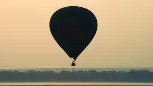 una mongolfiera in cielo su un campo di Mara Elatia Camp a Masai Mara