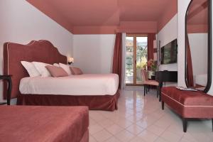 Postel nebo postele na pokoji v ubytování Hotel Royal Positano