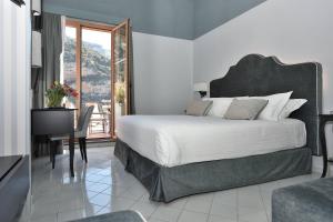 Postel nebo postele na pokoji v ubytování Hotel Royal Positano