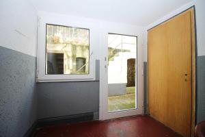 Habitación vacía con puerta y ventana en Apartment with terrace in Wuppertal, en Wuppertal