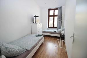 1 dormitorio con 2 camas y ventana en Apartment with terrace in Wuppertal, en Wuppertal