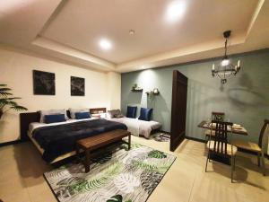 1 dormitorio con 1 cama, 1 mesa y 1 silla en 552 Residence en Bangkok