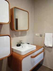 y baño con lavabo blanco y espejo. en modern house in perfect location en Alanya