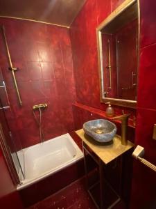 a red bathroom with a tub and a sink at Extravagantes ganzes Haus am Staffelsee (DHH), Villa Kunterbunt in Seehausen am Staffelsee