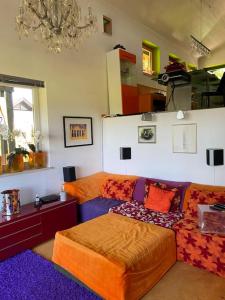 a living room with a couch and a bed at Extravagantes ganzes Haus am Staffelsee (DHH), Villa Kunterbunt in Seehausen am Staffelsee